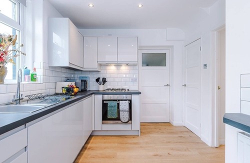 Tunstall House | NEW! Spacious Home, Ideal for Groups, FREE Parking!