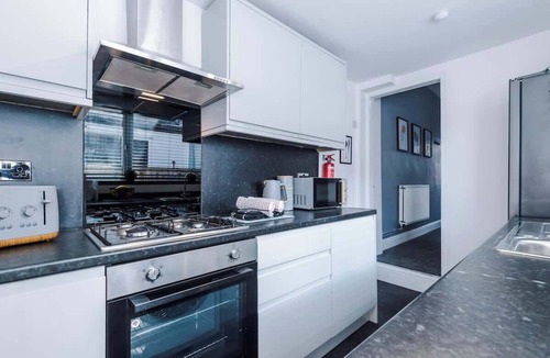 Newcastle-Under-Lyme House | NEW! Spacious Home, Ideal for Groups, FREE Parking