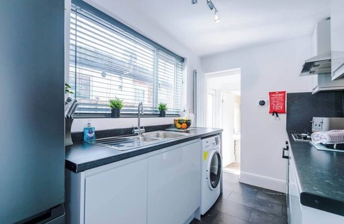 Newcastle-Under-Lyme House | NEW! Spacious Home, Ideal for Groups, FREE Parking