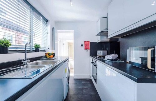 Newcastle-Under-Lyme House | NEW! Spacious Home, Ideal for Groups, FREE Parking