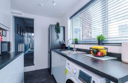 Newcastle-Under-Lyme House | NEW! Spacious Home, Ideal for Groups, FREE Parking