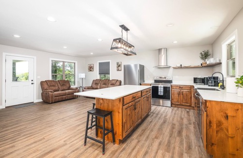 Steelville Cabin | *NEW * Spacious 2 bed, Hot tub, beautiful back deck overlooking Meramec River