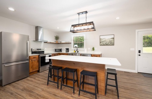 Steelville Cabin | *NEW * Spacious 2 bed, Hot tub, beautiful back deck overlooking Meramec River
