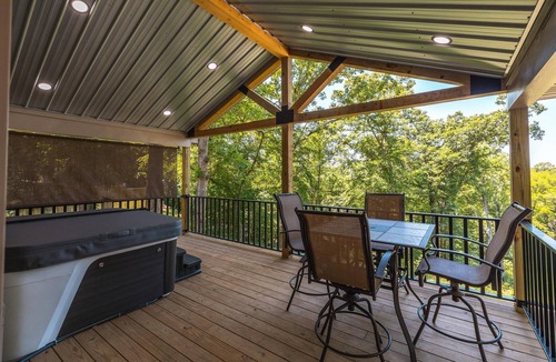 Steelville Cabin | *NEW * Spacious 2 bed, Hot tub, beautiful back deck overlooking Meramec River