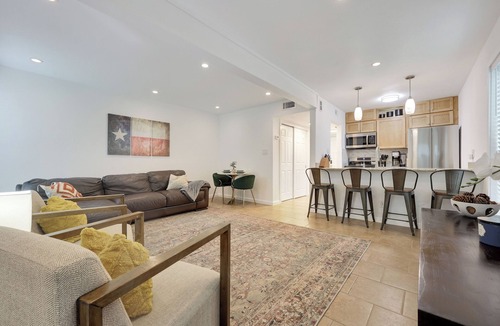 Austin Condo | NEW Spacious 2BR Condo w Pool Near Domain & DT