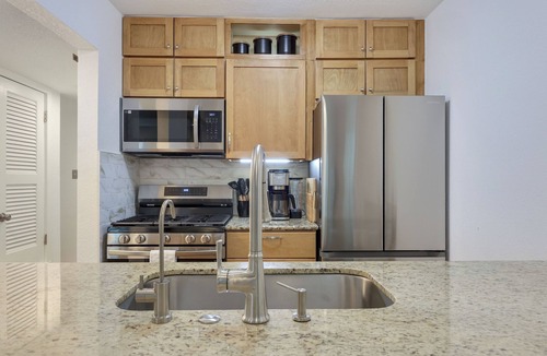 Austin Condo | NEW Spacious 2BR Condo w Pool Near Domain & DT