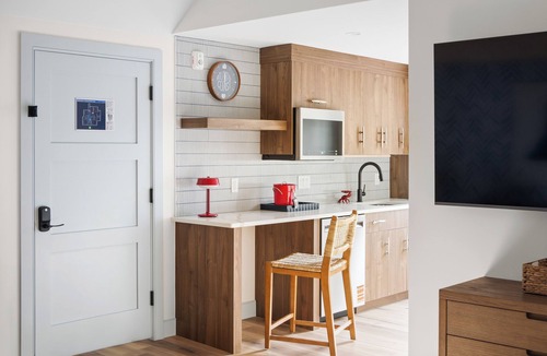 Newburyport Hotel | New Spacious 3BR l Captain's Suite l Downtown+ Patio