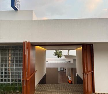 Ngamprah Villa | New Spacious 4 bedrooms Family Villa with Skyline View