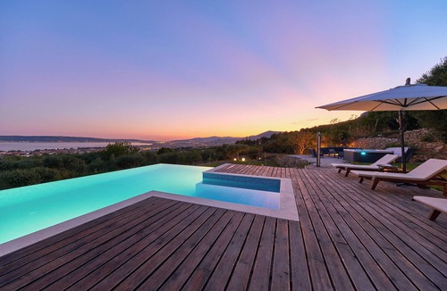 Kastel Luksic Villa | NEW Spacious 5-bedroom villa in peacefull Kaštel Lukšić with heated pool.