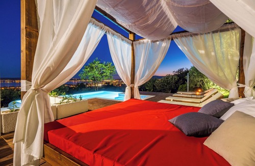 Kastel Luksic Villa | NEW Spacious 5-bedroom villa in peacefull Kaštel Lukšić with heated pool.