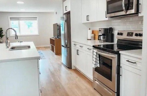 Winnipeg Condo | New & Spacious 5 Bed /3.5 Bath Duplex in South Osborne