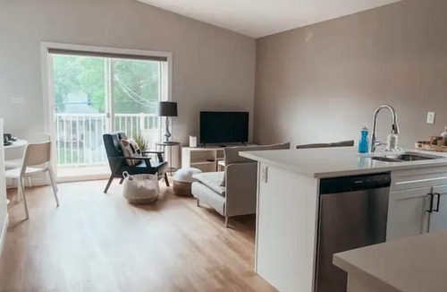 Winnipeg Condo | New & Spacious 5 Bed /3.5 Bath Duplex in South Osborne