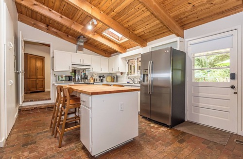 Creedmoor House | New! Spacious 5-bedroom house, Great deck, Pool, Close to Attractions
