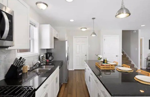 Carag House | NEW Spacious Abode | Bright + Modern Uptown Home