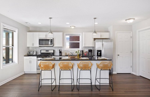 Carag House | NEW Spacious Abode | Bright + Modern Uptown Home