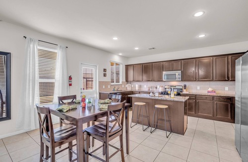 Central Southwest House | New - Spacious - Family Friendly - 5 bd/3ba - 2600 sq Feet - Pool Table