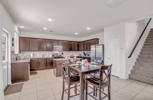 Central Southwest House | New - Spacious - Family Friendly - 5 bd/3ba - 2600 sq Feet - Pool Table
