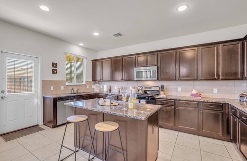 Central Southwest House | New - Spacious - Family Friendly - 5 bd/3ba - 2600 sq Feet - Pool Table