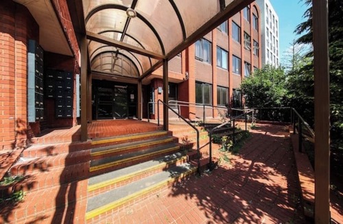 Borehamwood Apartment | New! Spacious Flat with parking