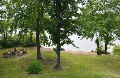 Dongola Ski Chalet | New Spacious Lakefront Family Cottage w/BBQ & Toys