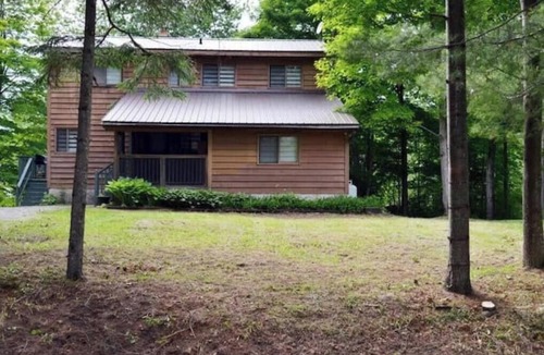 Dongola Ski Chalet | New Spacious Lakefront Family Cottage w/BBQ & Toys