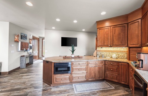 Black Diamond House | NEW Spacious Lakefront Lodge includes Breakfast