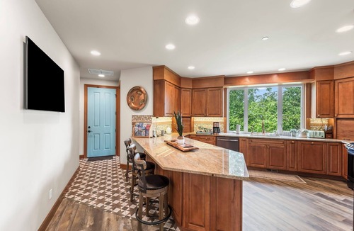 Black Diamond House | NEW Spacious Lakefront Lodge includes Breakfast