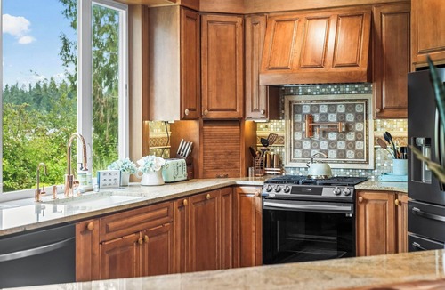 Black Diamond House | NEW Spacious Lakefront Lodge includes Breakfast