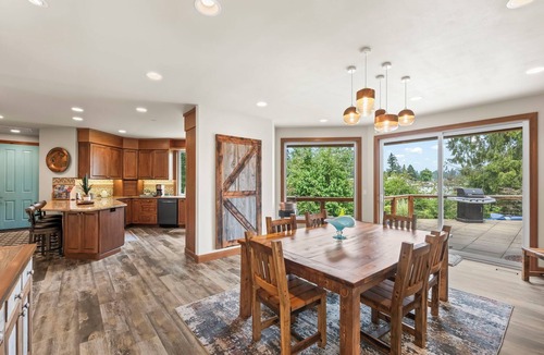 Black Diamond House | NEW Spacious Lakefront Lodge includes Breakfast