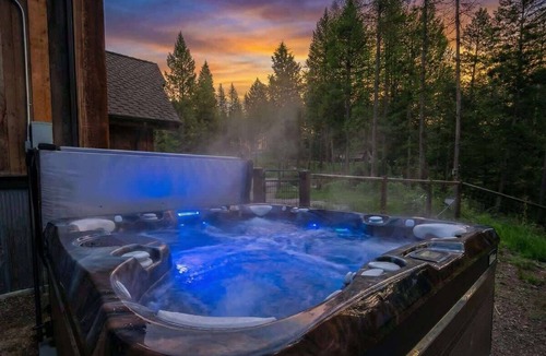 Whitefish House | New! Spacious Lodge | 3 Kings | Hot Tub & Fire Pit