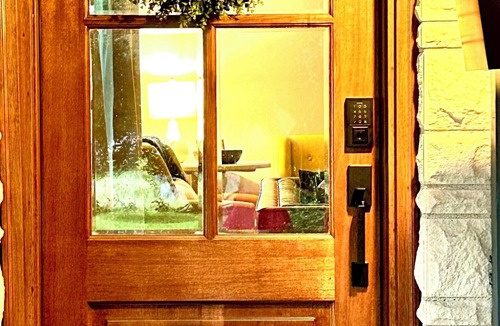La Grange House | New! Spacious midcentury steps from the square in La Grange +15 min to Round Top