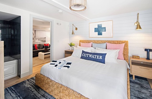 Newburyport Hotel | New Spacious Ocean King Suite l Jacuzzi Tub+Patio