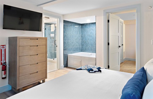 Newburyport Hotel | New Spacious Ocean King Suite l Jacuzzi Tub+Patio