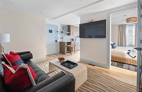 Newburyport Hotel | New Spacious Ocean King Suite l Jacuzzi Tub+Patio