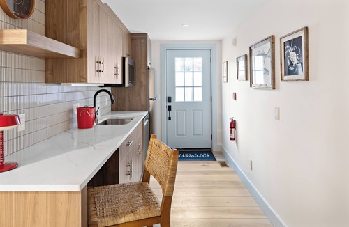 Newburyport Hotel | New Spacious Ocean King Suite l Jacuzzi Tub+Patio