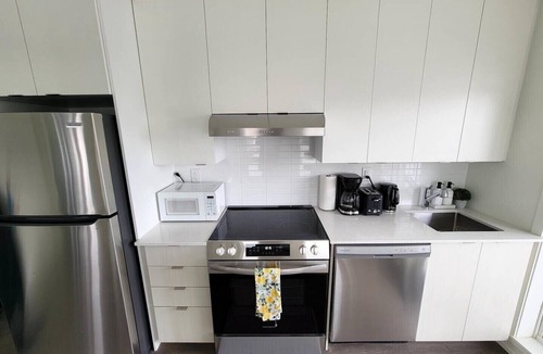 Toronto Condo | New Spacious & Quiet 2 Bed Condo with Parking