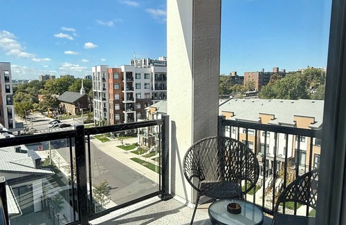 Toronto Condo | New Spacious & Quiet 2 Bed Condo with Parking