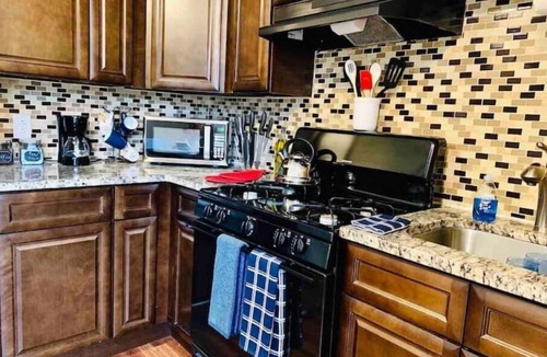 Sharon Hill Apartment | New Spacious Stylish King Bed Apt - Free Parking
