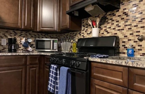 Sharon Hill Apartment | New Spacious Stylish King Bed Apt - Free Parking