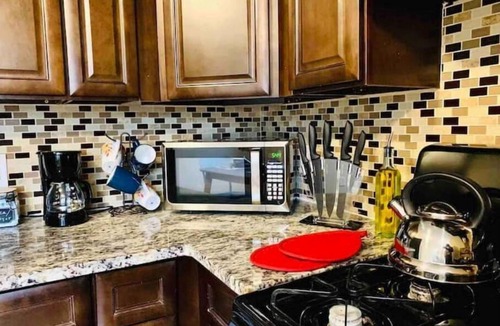 Sharon Hill Apartment | New Spacious Stylish King Bed Apt - Free Parking