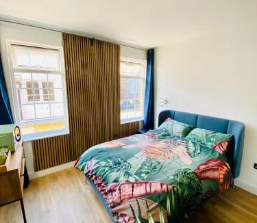 Grove Apartment | New studio flat overlooking city centre