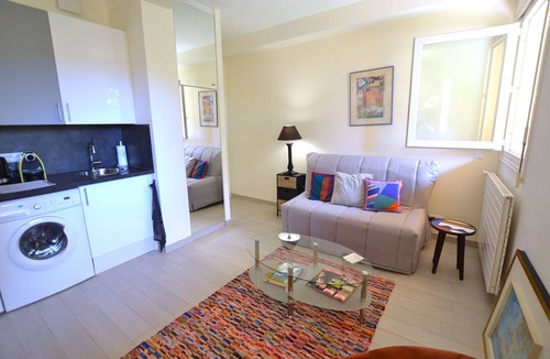 Les Plages Apartment | NEW Studio, Near Golden Square & Beaches