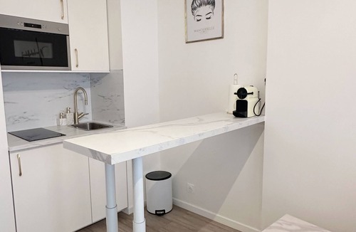 Gare Apartment | New Studio with Balcony, 2 min from Metro