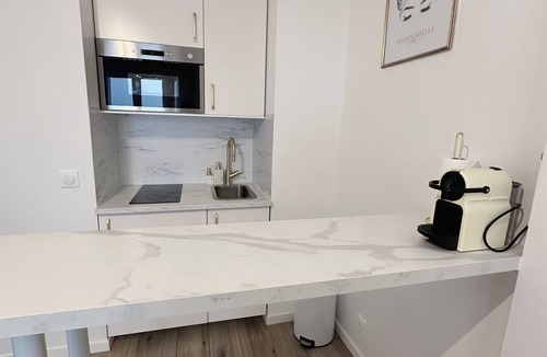 Gare Apartment | New Studio with Balcony, 2 min from Metro