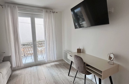 Gare Apartment | New Studio with Balcony, 2 min from Metro