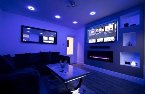 Bolton House | New Stunning Bolton Abode-Pool table-Parking