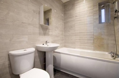 Bolton House | New Stunning Bolton Abode-Pool table-Parking