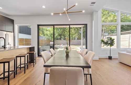 Govalle House | New Stunning 5BR House w/Pool & Concierge in Vibrant Neighborhood Downtown