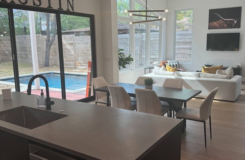 Govalle House | New Stunning 5BR House w/Pool & Concierge in Vibrant Neighborhood Downtown