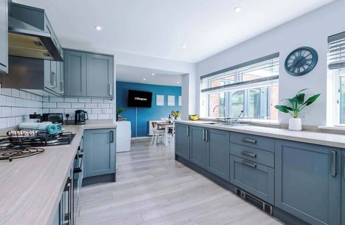 Wrexham House | NEW! Stunning Bungalow, Ideal for Groups, Parking!